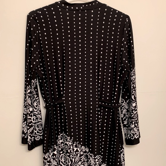 Black and White Robe - Picture 7 of 10